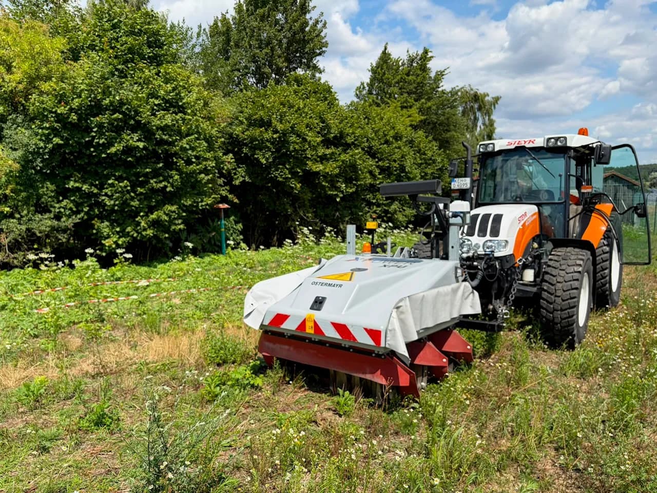 Traktor mit XPower-Gerät bei der elektrischen Unkrautbekämpfung auf einer Grünfläche