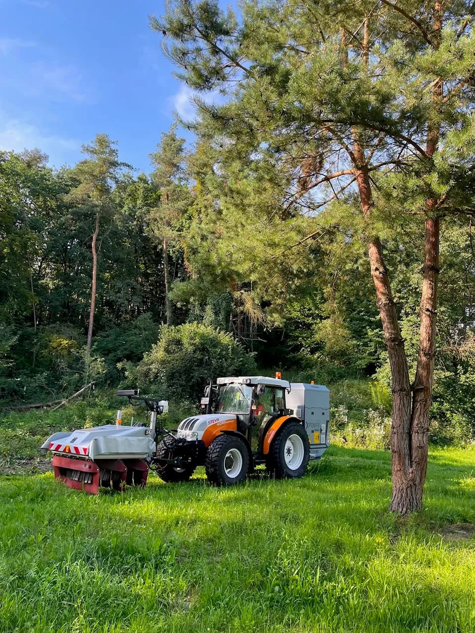 XPower im Einsatz am Feldrand mit frontmontiertem Applikator