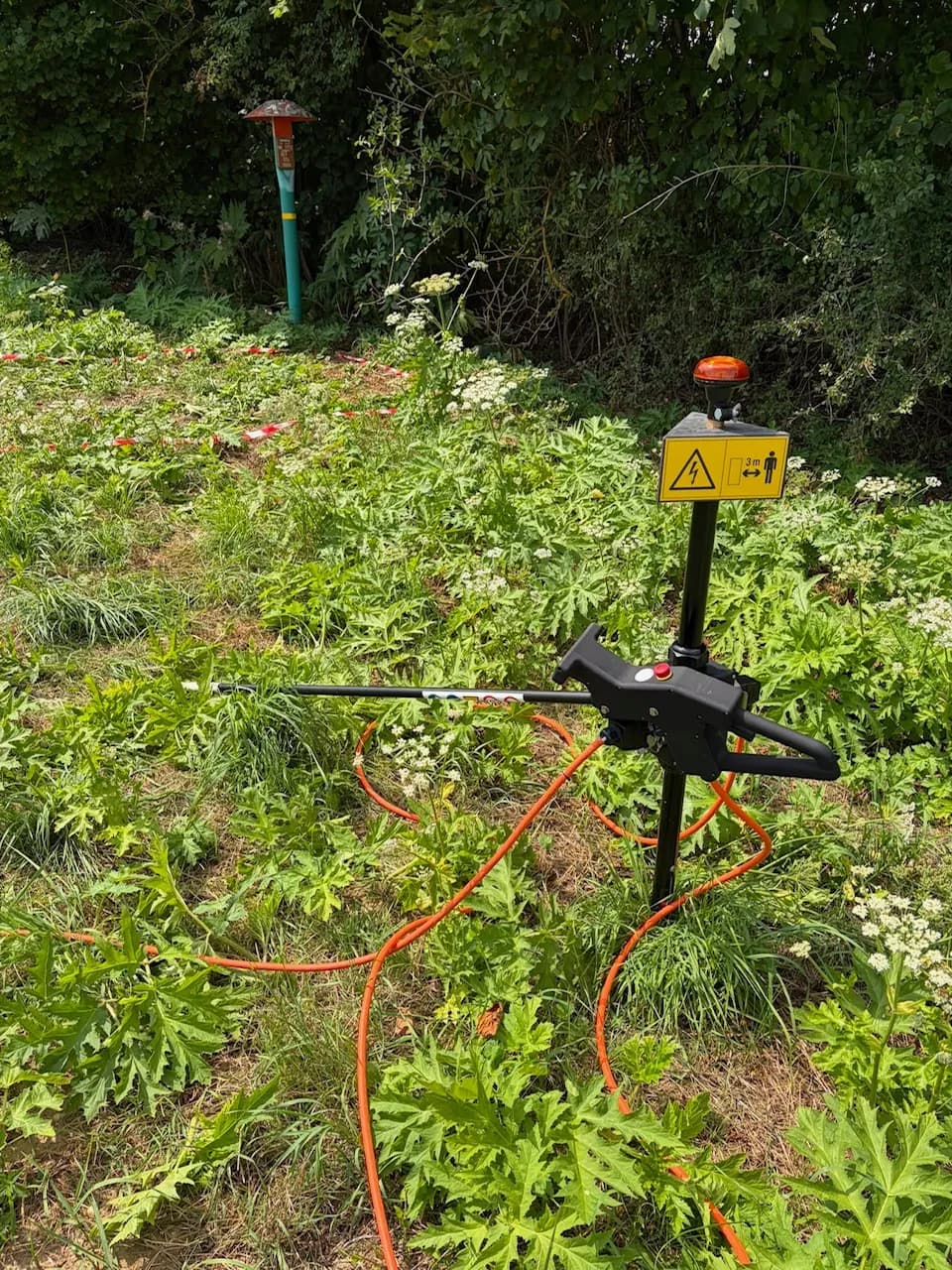 XPower im praktischen Einsatz auf einer bewachsenen Grünfläche.